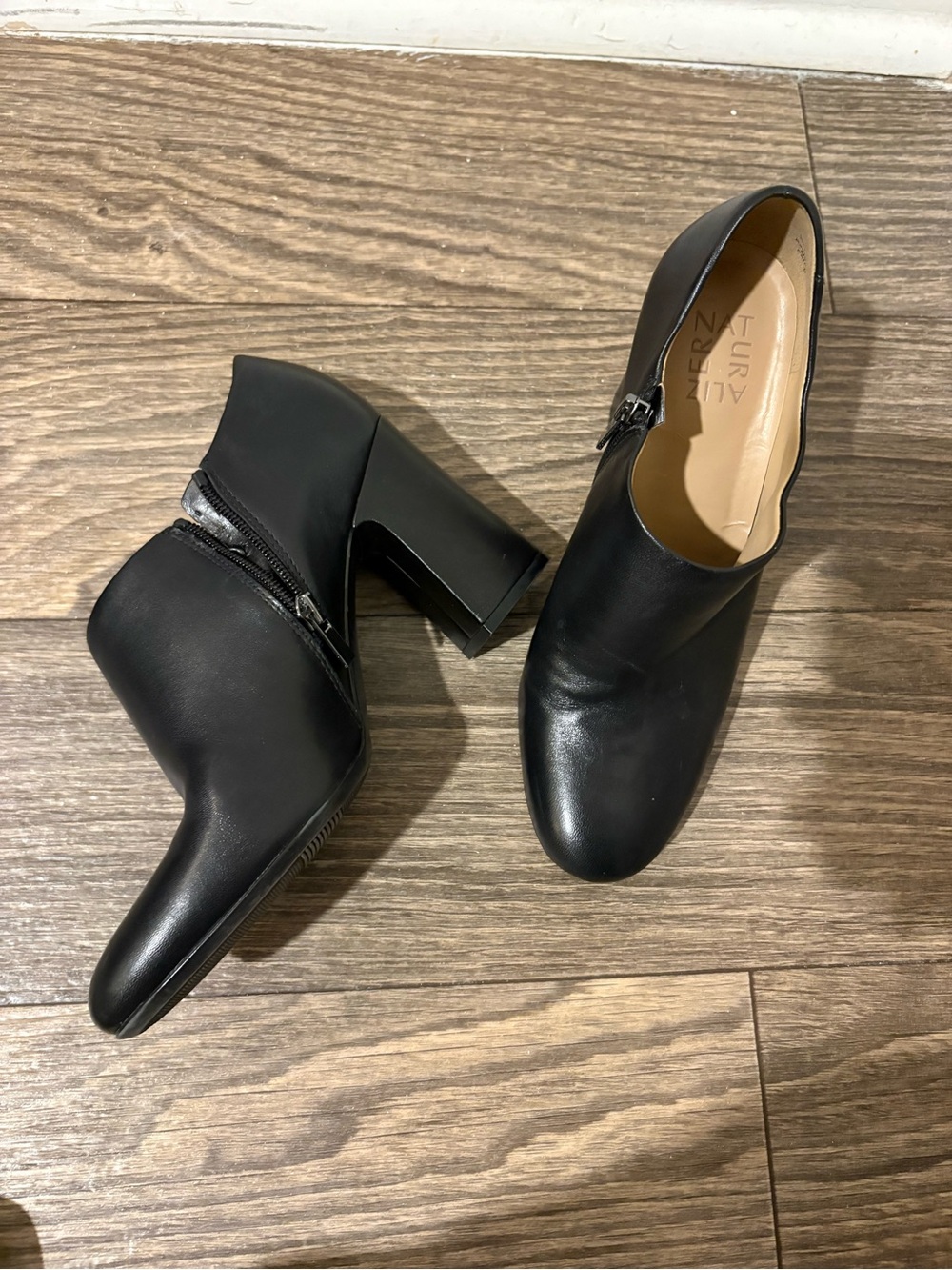 Naturalizer Black Leather Side Zip Heeled Ankle Booties Size 9